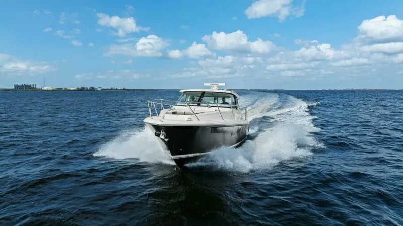Slide: The Image of 2022 Tiara Sport 43 LE - 5665839