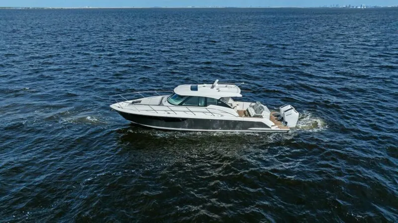 Slide: The Image of 2022 Tiara Sport 43 LE - 5665844