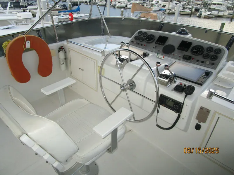 Slide: The Image of 45' Ocean Alexander flybridge helm1 - 5666017