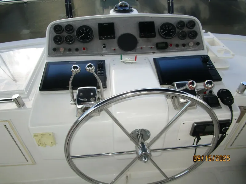 Slide: The Image of 45' Ocean Alexander flybridge helm3 - 5666019