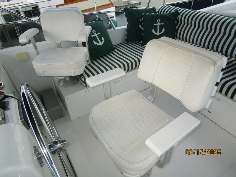 Slide: The Image of 45' Ocean Alexander flybridge helmseats - 5666020