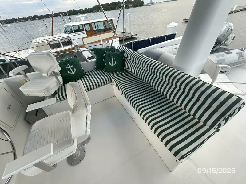 Slide: The Image of 45' Ocean Alexander flybridge starboard seating - 5666024