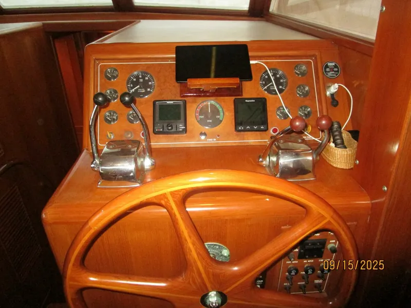 Slide: The Image of 45' Ocean Alexander lower helm2 - 5666040