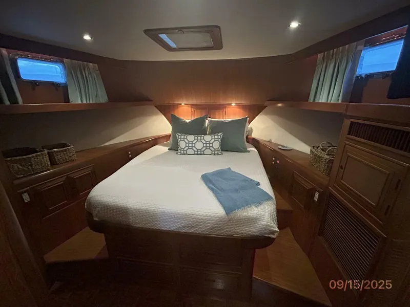 Slide: The Image of 45' Ocean Alexander master stateroom - 5666048