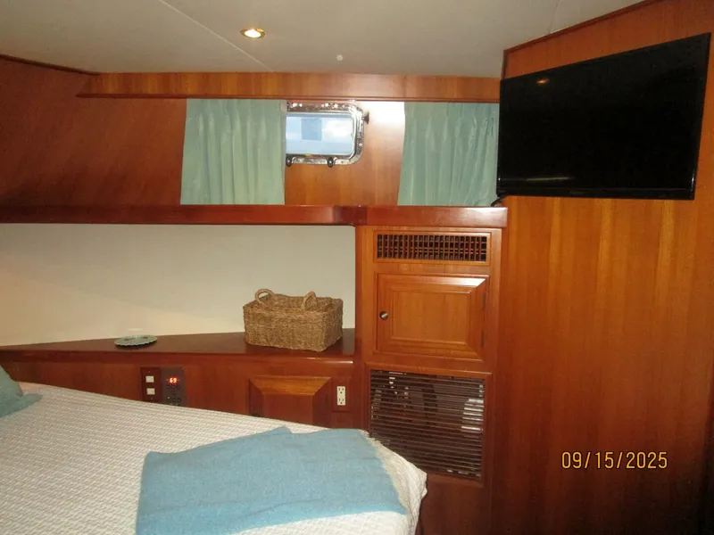 Slide: The Image of 45' Ocean Alexander master stateroom starboard - 5666051