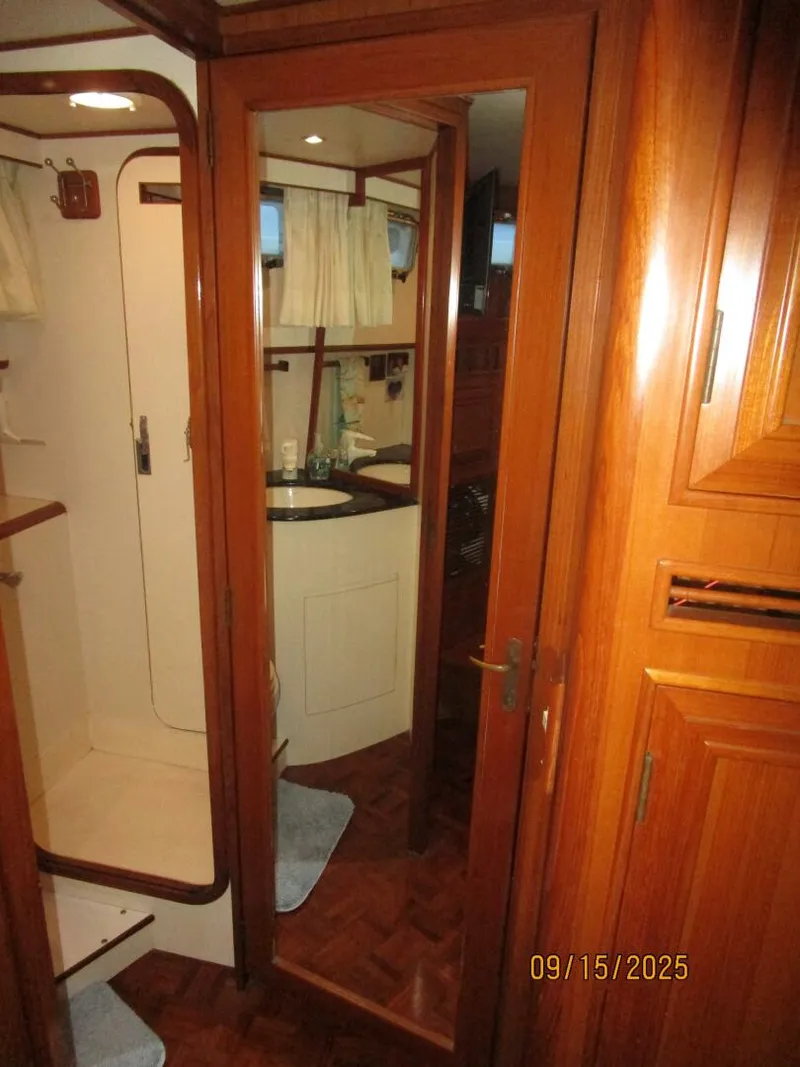 Slide: The Image of 45' Ocean Alexander master stateroom mirror - 5666049