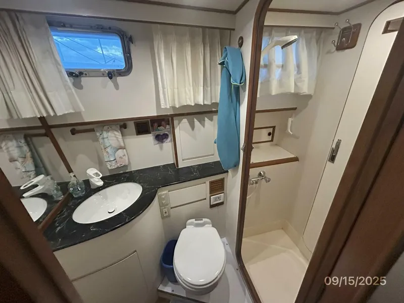 Slide: The Image of 45' Ocean Alexander master stateroom head - 5666042