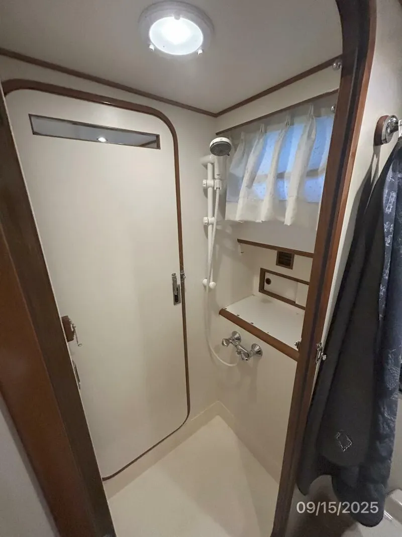 Slide: The Image of 45' Ocean Alexander shower - 5666074