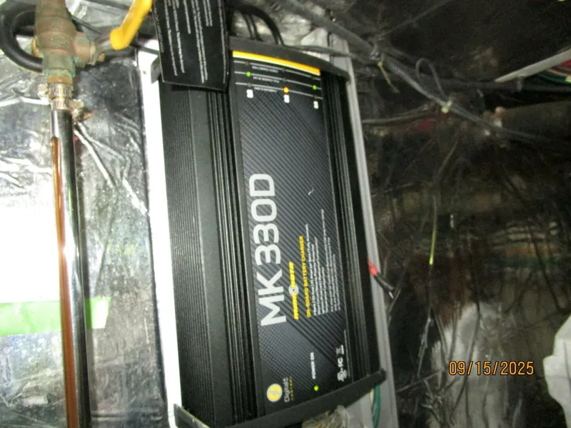 Slide: The Image of 45' Ocean Alexander battery charger - 5666010
