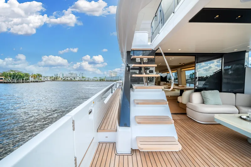 Slide: The Image of Azimut Fly 62 2026 - 5829482