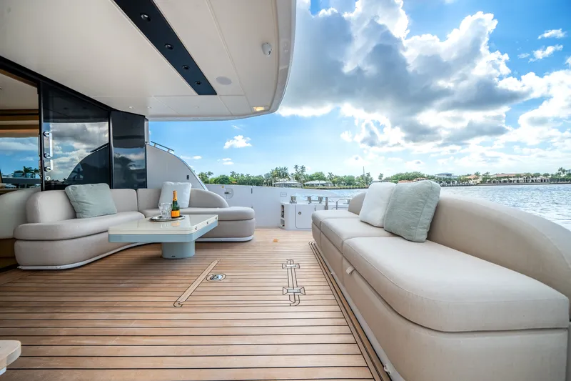 Slide: The Image of Azimut Fly 62 2026 - 5829483