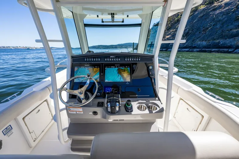 Slide: The Image of Boston Whaler 330 Outrage 2017 - 5667087