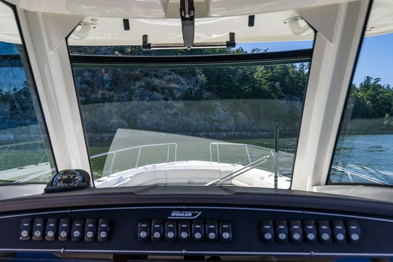 Slide: The Image of Boston Whaler 330 Outrage 2017 - 5667105
