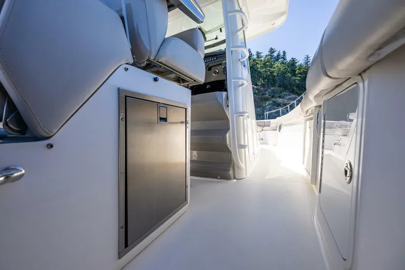 Slide: The Image of Boston Whaler 330 Outrage 2017 - 5667102