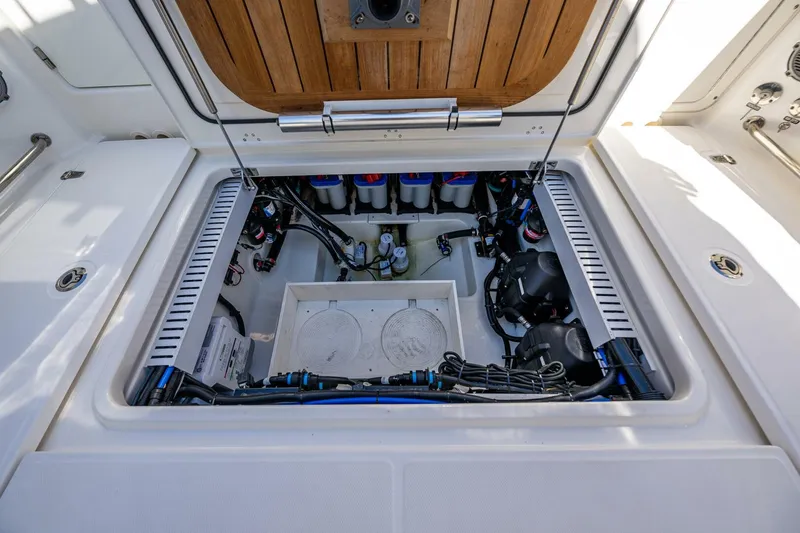 Slide: The Image of Boston Whaler 330 Outrage 2017 - 5667103