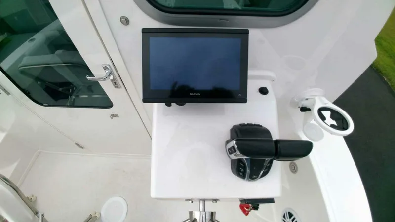 Slide: The Image of Parker Marine 2820 XLD Sport Cabin 2024 - 5670789