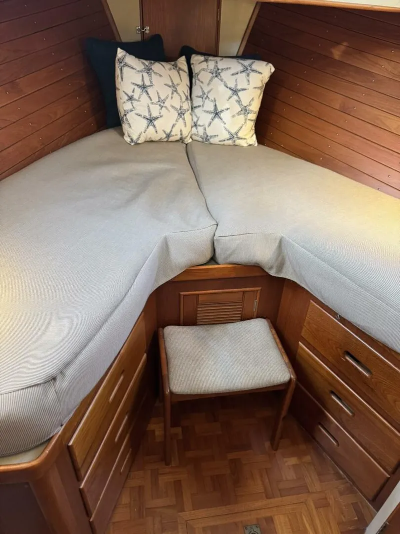 Slide: The Image of 1990 36 Grand Banks Forward Stateroom (1) - 5676274