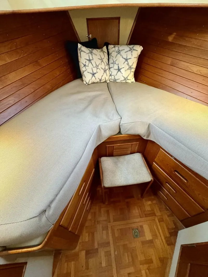 Slide: The Image of 1990 36 Grand Banks Forward Stateroom (5) - 5676278