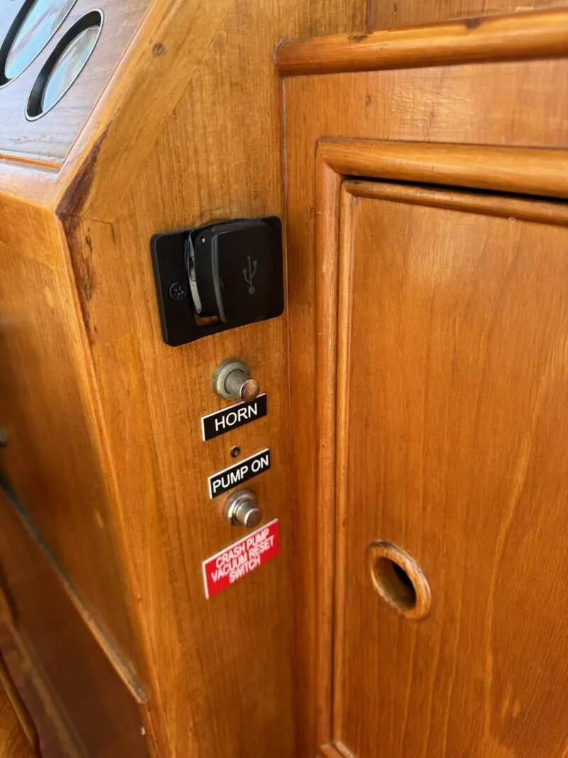 Slide: The Image of 1990 36 Grand Banks Salon Galley (9) - 5676287