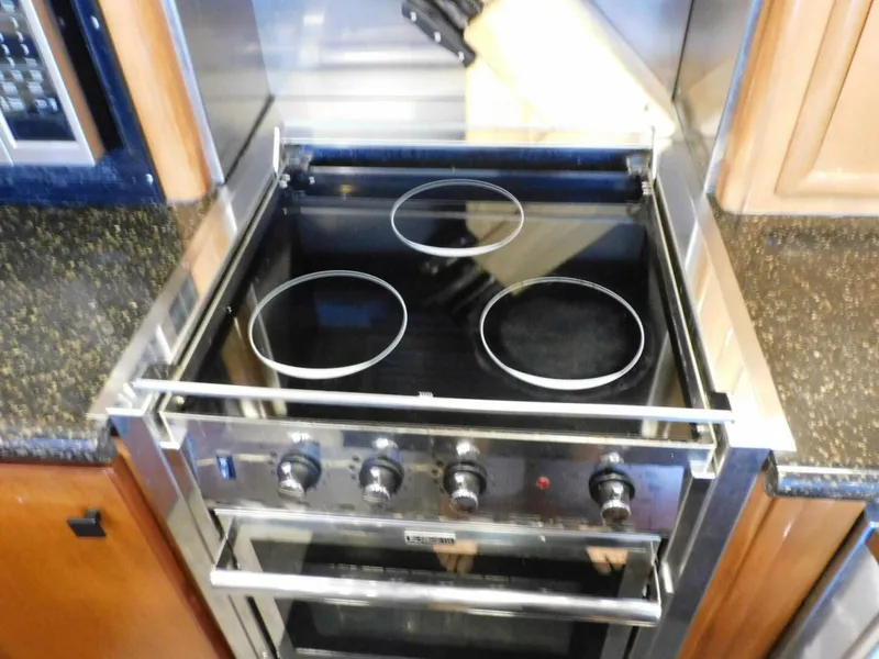 Slide: The Image of Carver 570 Voyager Pilothouse 2002 - 5674825