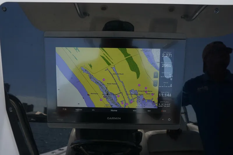 Slide: The Image of 2012 32 Regulator 32 FS Past Time Helm Console (10) - 5675208