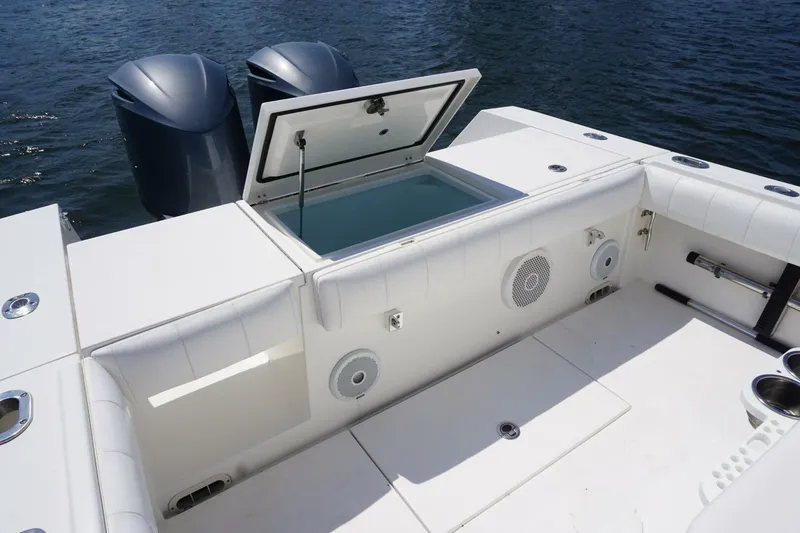 Slide: The Image of 2012 32 Regulator 32 FS Past Time Transom Livewell (1) - 5675242