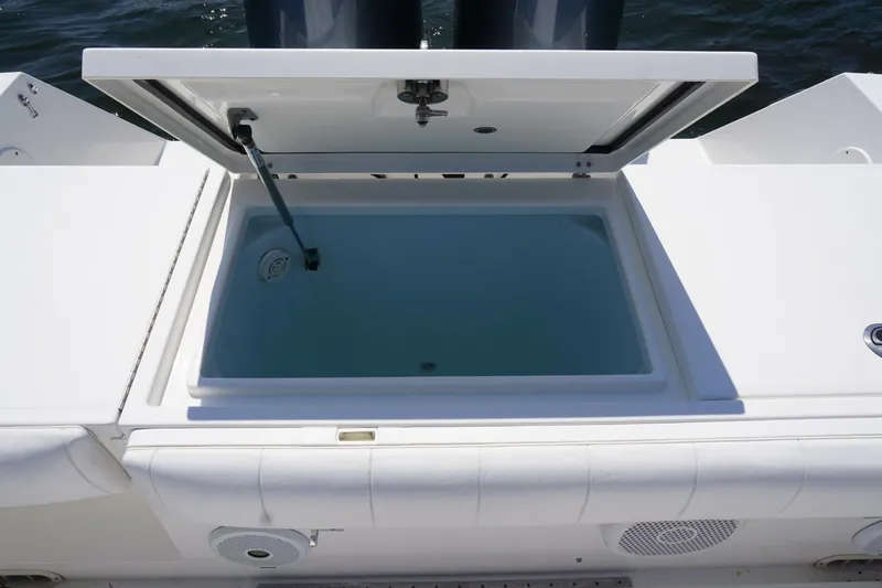 Slide: The Image of 2012 32 Regulator 32 FS Past Time Transom Livewell (4) - 5675244