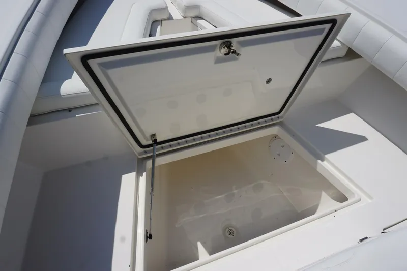 Slide: The Image of 2012 32 Regulator 32 FS In Deck Fish Box (1) - 5675163