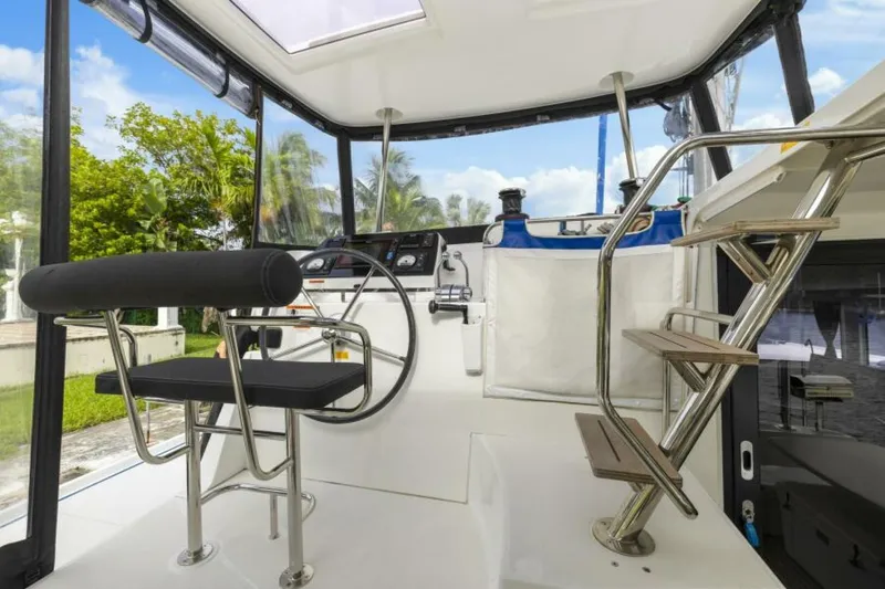 Slide: The Image of Lagoon 42 2020 - 5676083