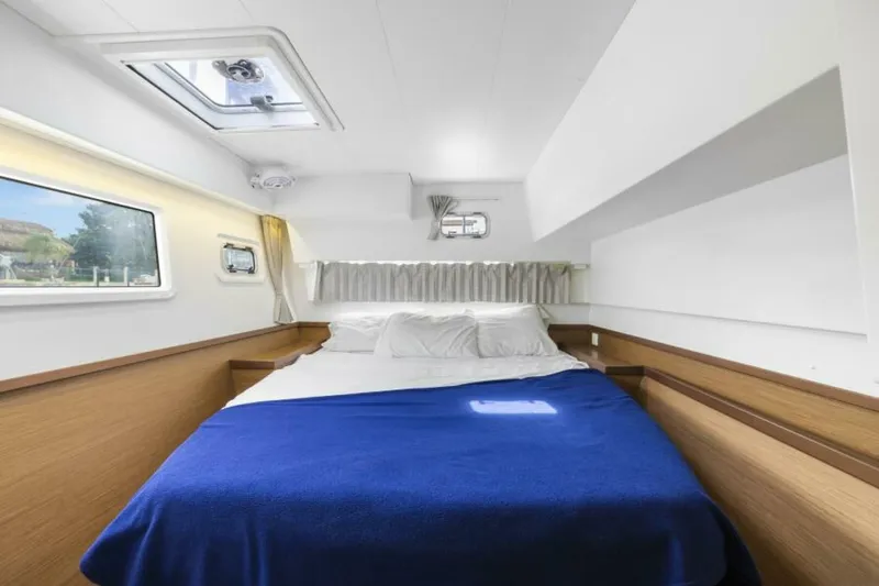 Slide: The Image of Lagoon 42 2020 - 5676097