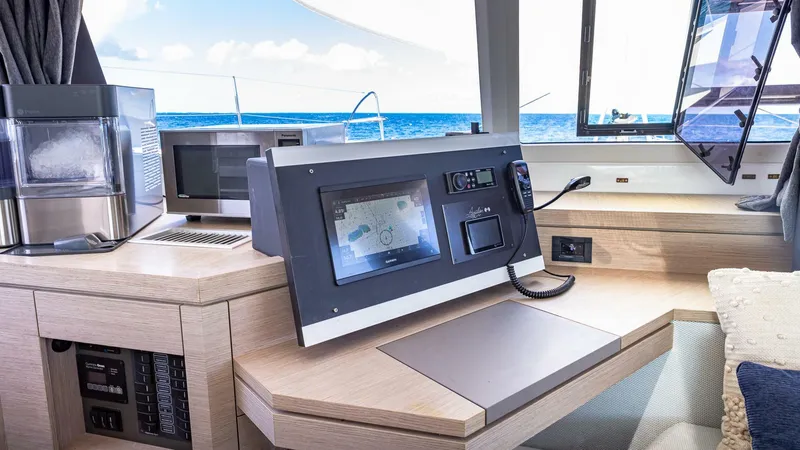 Slide: The Image of Happy Here   Int Salon Nav - 5676471