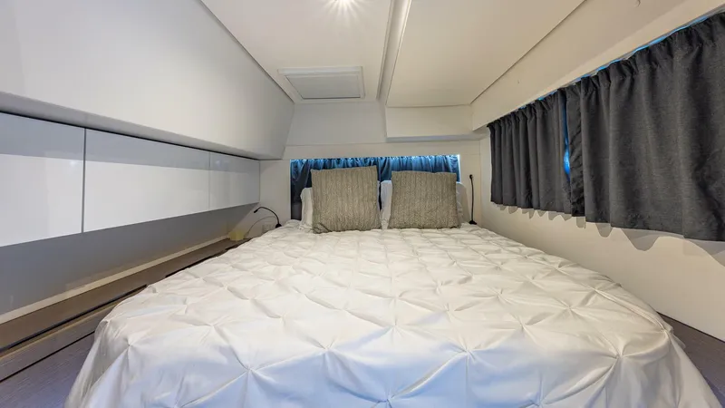 Slide: The Image of Happy Here   Int Cabin Maestro 4 - 5676455