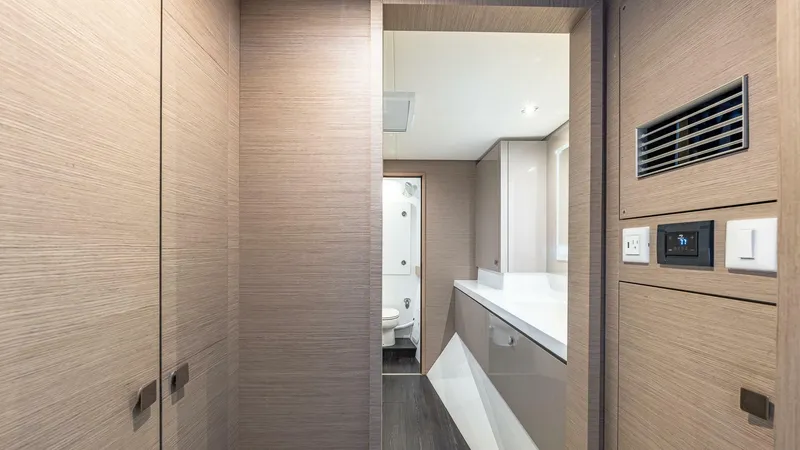 Slide: The Image of Happy Here   Int Cabin Maestro 7 - 5676458