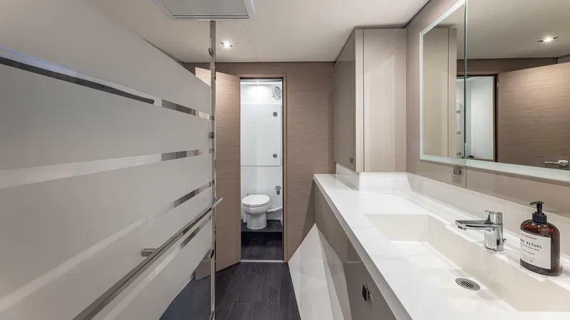 Slide: The Image of Happy Here   Int Cabin Maestro Head 1 - 5676460