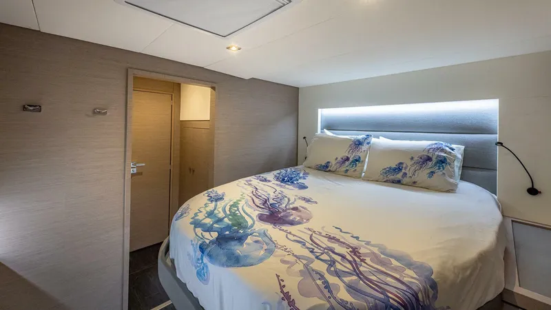 Slide: The Image of Happy Here   Int Guest 6 - 5676465