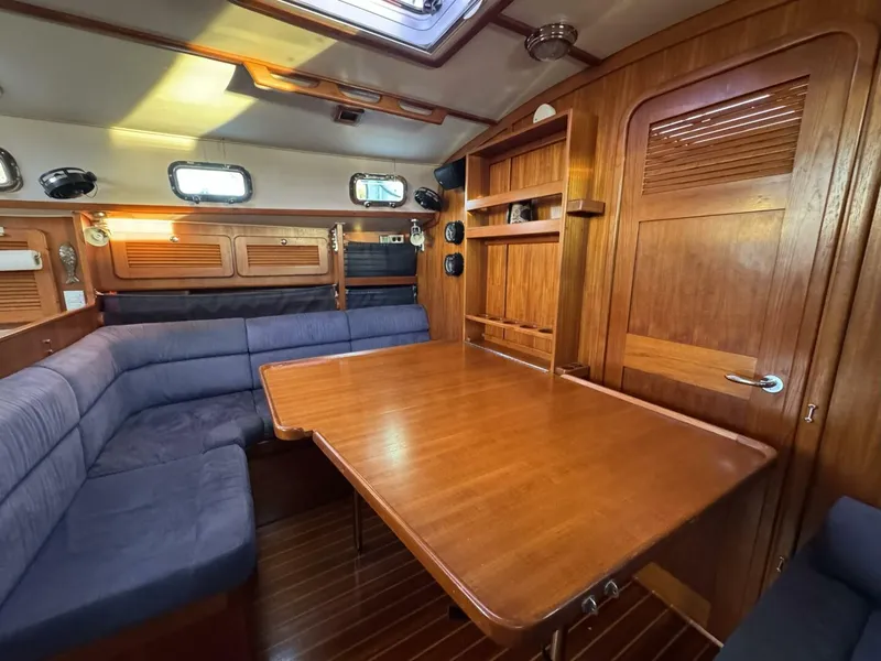 Slide: The Image of Salon Table 2 2005 Caliber 40 LRC salon with open salon table 2 - 5739400