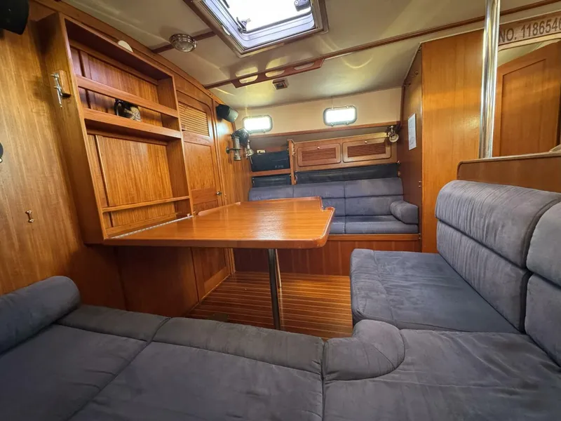 Slide: The Image of Salon Table 4 2005 Caliber 40 LRC salon with open salon table 4 - 5739399