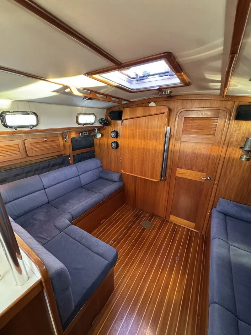 Slide: The Image of Salon with Table Folded 2 2005 Caliber 40 LRC salon table folded 2 - 5739396