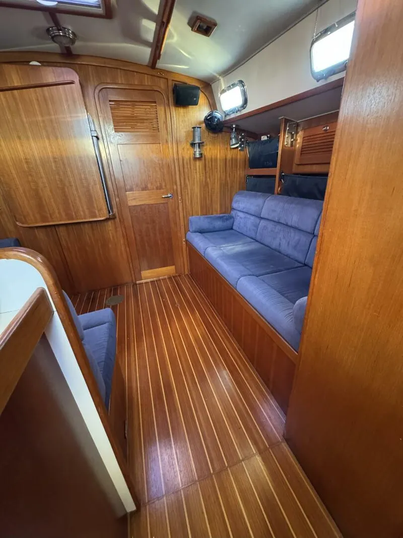 Slide: The Image of Settee 2005 Caliber 40 LRC settee - 5739401