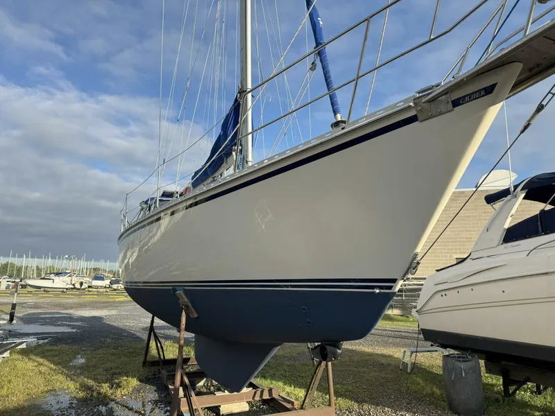 Slide: The Image of Stbd Bow 2005 Caliber 40 LRC SE "Mer Du Jour" offered by Ward Yacht Sales - 5676792