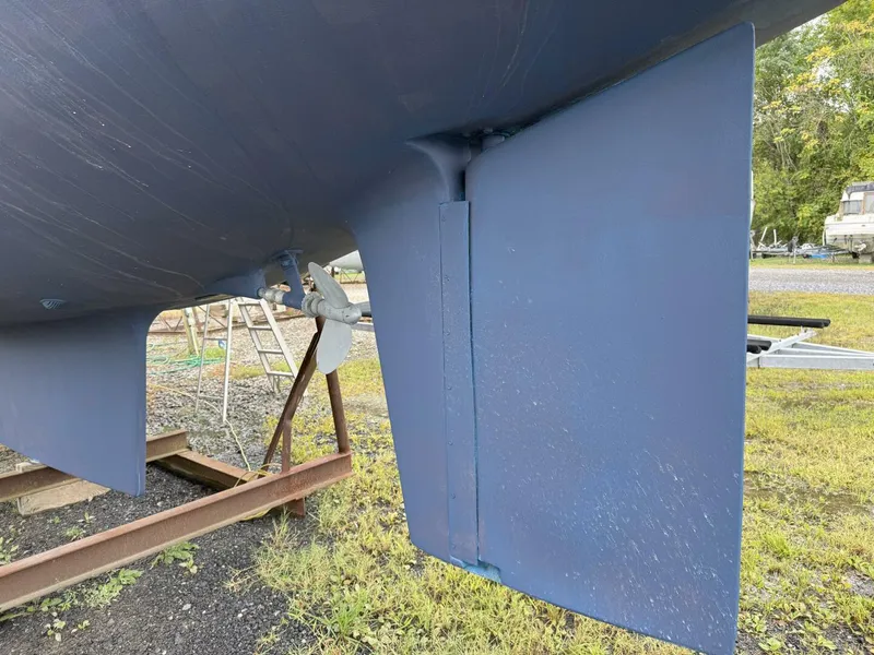 Slide: The Image of Rudder and Skeg 2005 Caliber 40 LRC SE "Mer Du Jour" offered by Ward Yacht Sales - 5676791