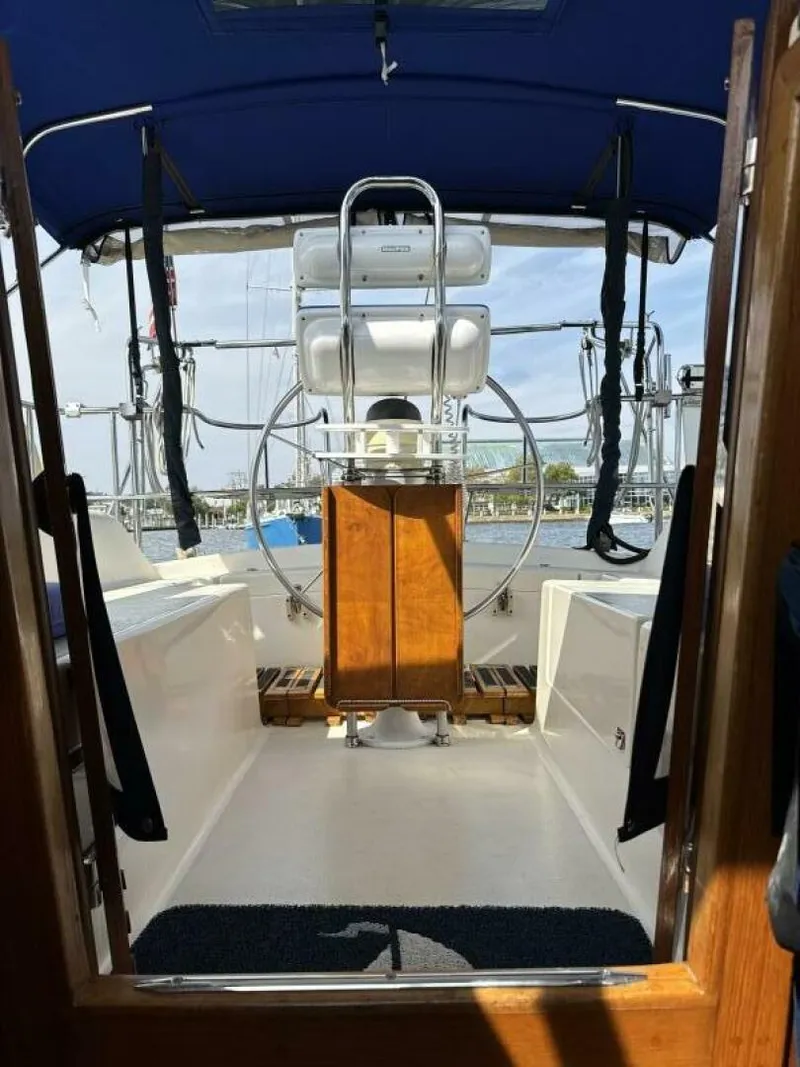 Slide: The Image of Cockpit aft 2005 Caliber 40 LRC cockpit facing aft - 5678128