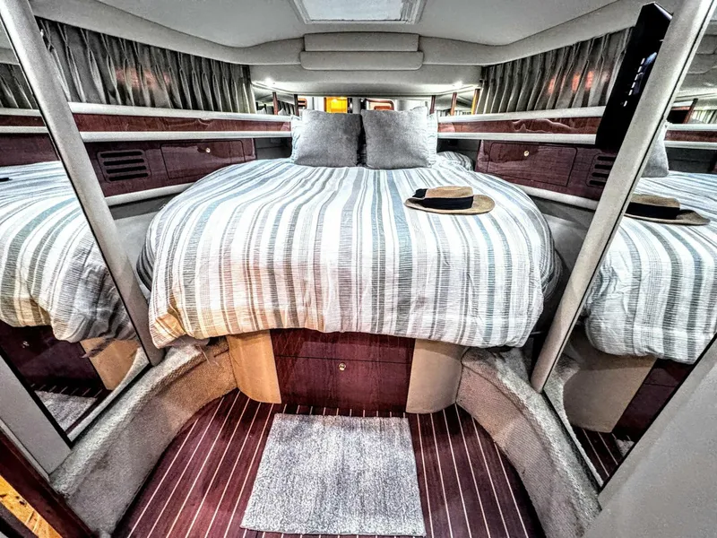 Slide: The Image of Sea Ray 450 Express Bridge 2000 - 5678279