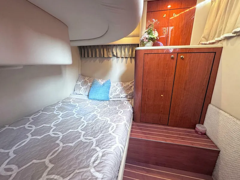 Slide: The Image of Sea Ray 450 Express Bridge 2000 - 5678288