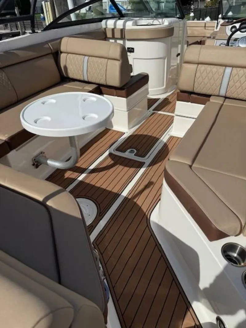 Slide: The Image of Sea Ray 270 Sundeck Outboard 2016 - 5678812