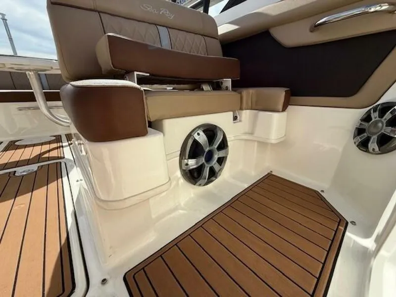 Slide: The Image of Sea Ray 270 Sundeck Outboard 2016 - 5678816