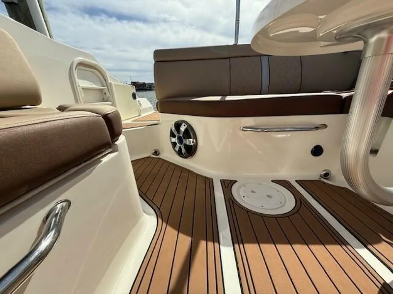 Slide: The Image of Sea Ray 270 Sundeck Outboard 2016 - 5678817