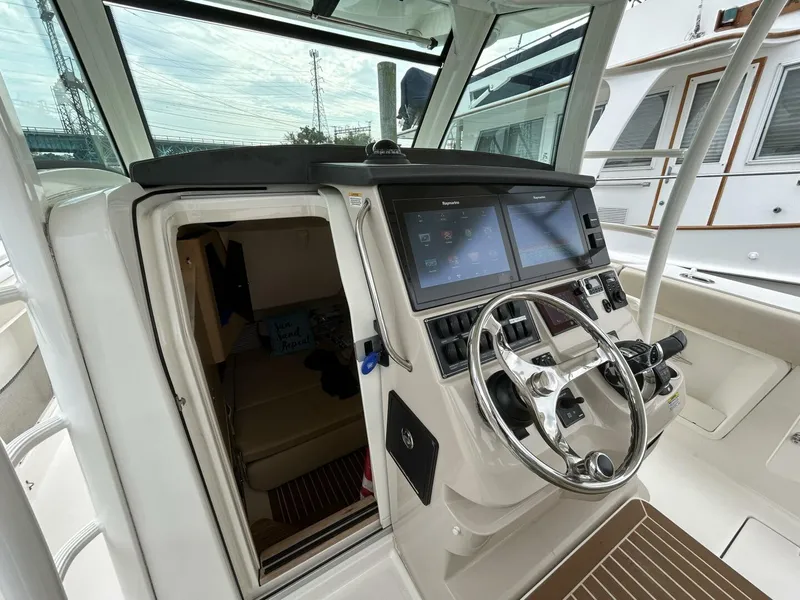 Slide: The Image of Boston Whaler 370 Outrage 2017 - 5679021