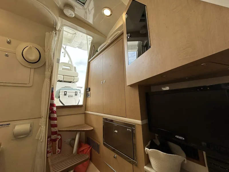 Slide: The Image of Boston Whaler 370 Outrage 2017 - 5679017