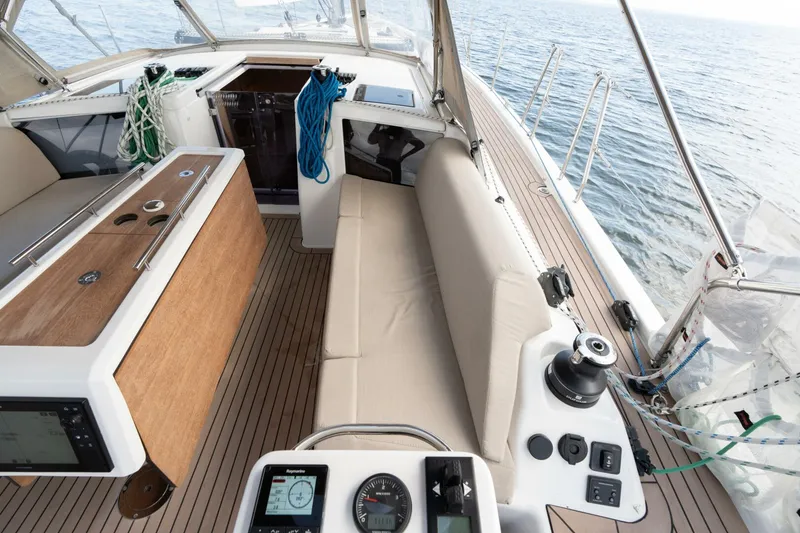 Slide: The Image of Dufour 390 2023 - 5680228